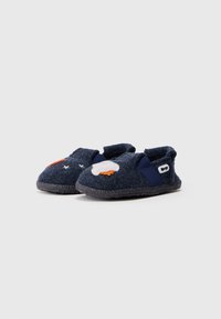 Zapatillas de fieltro azul marino con paneles laterales elásticos, que presentan una nube blanca y un acento naranja, y una suela de goma negra texturizada.