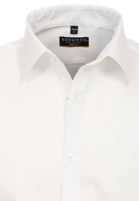 Weißes Slim-Fit-Hemd mit klassischem Kragen, mit durchgehender Knopfleiste und subtiler glänzender Oberfläche. Das Größenetikett ist im Kragen sichtbar.