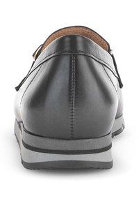 Zwarte leren schoen met een ronde neus, gestikte details en een contrasterende grijze zool met een gestreepte accent. De achterkant toont een slank ontwerp.