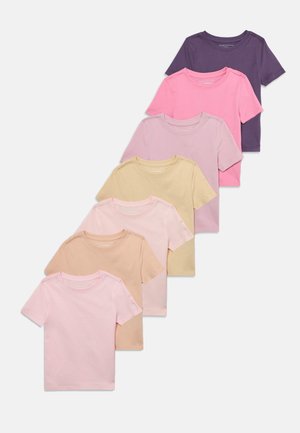 Sept t-shirts unis à manches courtes et col rond dans des couleurs pastel disposés en une rangée diagonale sur un fond blanc.