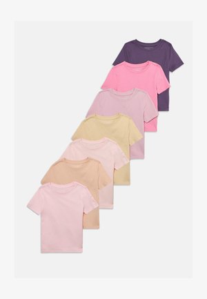 Sept t-shirts unis à manches courtes et col rond dans des couleurs pastel disposés en une rangée diagonale sur un fond blanc.