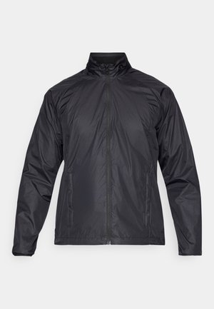 Vīriešu melna, viegla, ar rāvējslēdzēju, jaka ar augstu apkakli un garām piedurknēm, priekšējām kabatām, attēlota uz vienkārša fona.