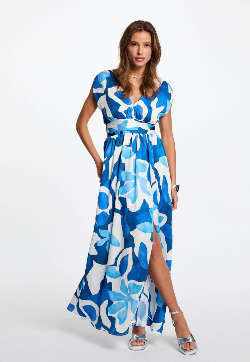 Abito maxi con scollatura a V profonda, maniche corte, caratterizzato da un motivo floreale blu e bianco, realizzato in tessuto leggero, con cintura in vita e spacco laterale.