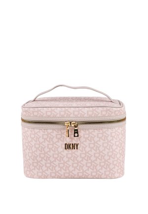 Estuche cosmético rosa con cremallera, detalles dorados y logo de DKNY. Presenta un patrón geométrico, asa resistente y forma rectangular.