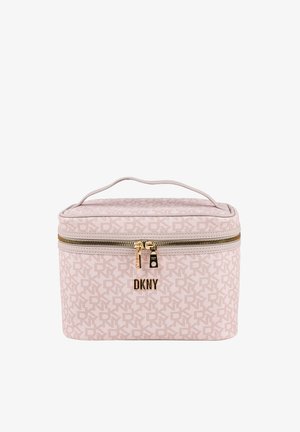 Estuche cosmético rosa con cremallera, detalles dorados y logo de DKNY. Presenta un patrón geométrico, asa resistente y forma rectangular.