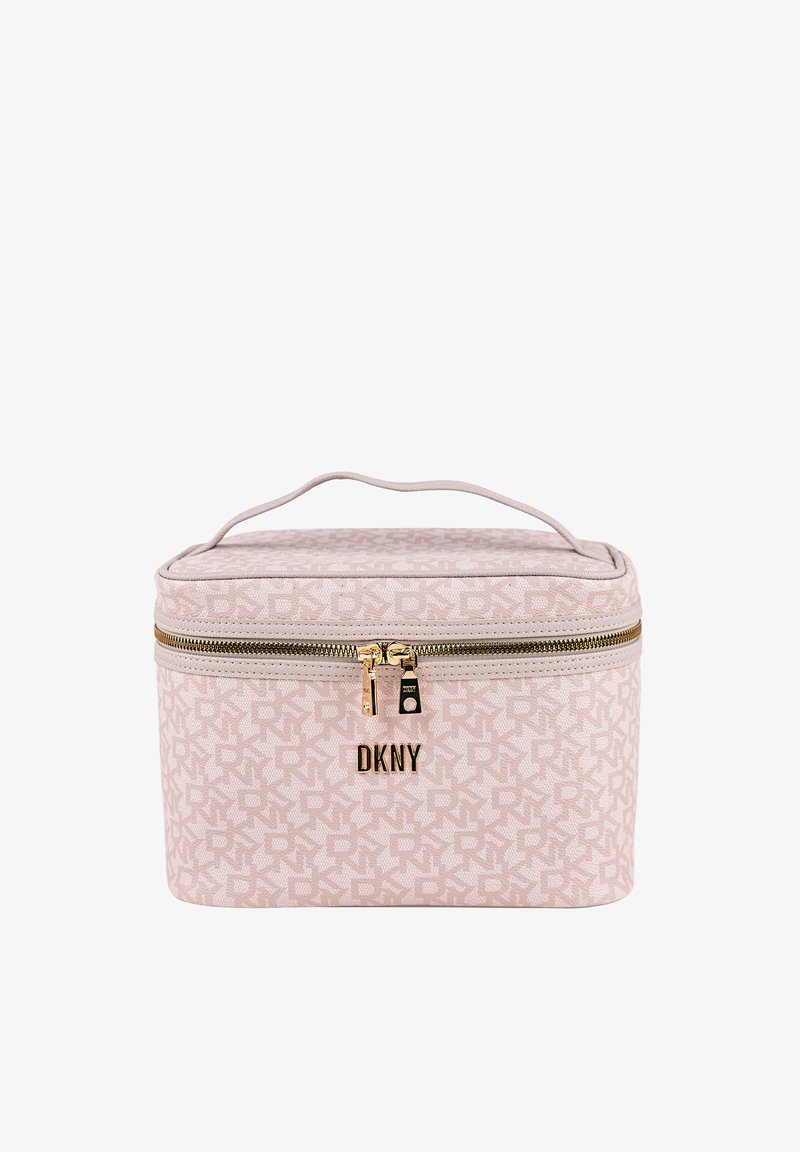 Estuche cosmético rosa con cremallera, detalles dorados y logo de DKNY. Presenta un patrón geométrico, asa resistente y forma rectangular.