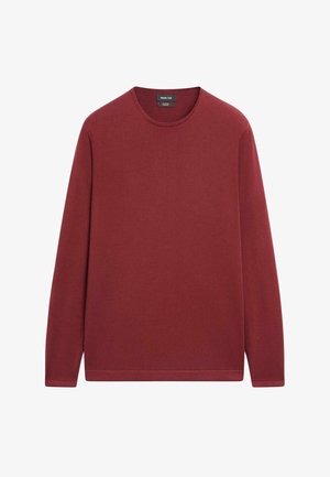 Bordeauxfarbener Pullover mit Rundhalsausschnitt und langen Ärmeln, aus weichem Stoff, mit einem kleinen Markenetikett im Nackenbereich.