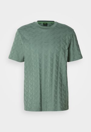 T-shirt verde de manga curta com um padrão geométrico texturizado, gola redonda e um logotipo discreto. Material suave com um corte relaxado.