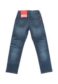 Jeans Diesel blu scuro con tasche posteriori, dettagli sbiaditi sulle ginocchia e un'etichetta rossa del marchio in vita.