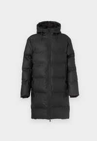 Černá péřová bunda s kapucí, se zapínáním na zip vpředu, dlouhými rukávy a prošívaným designem. Vyrobena z lesklého, odolného materiálu.