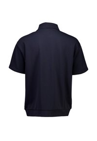 Marineblauw poloshirt, korte mouwen, geribde kraag, zachte stof, ontspannen pasvorm en een rechte zoom. Geen zichtbare merklogo's of patronen.