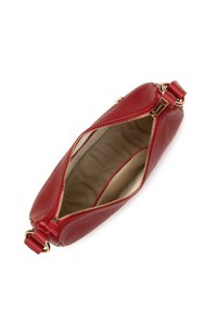 Borsa a mano rossa in pelle con superficie texture, zip dorata e un ampio interno foderato in tessuto beige. Progettata con una forma cilindrica.