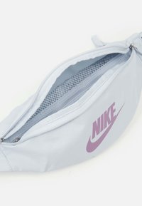 Nike Sportswear HERITAGE WAISTPACK UNISEX - Bolsa de cintura - aura/amethyst wave