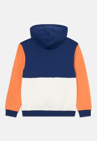 Sudadera con capucha que presenta la parte superior en azul marino, sección media blanca y mangas naranjas. Hecha de una tela suave y texturizada con puños acanalados.