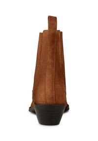 Botas de tobillo de ante marrón con tacón afilado, que presentan costuras verticales, una lengüeta y una suela negra lisa.