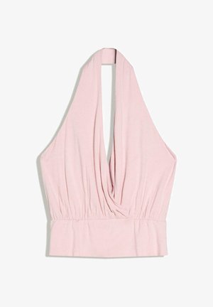 Hellrosa Neckholder-Top mit tiefem V-Ausschnitt, gerafftem Stoff an der Taille und breitem Bund am unteren Rand, flach auf weißem Hintergrund gelegt.