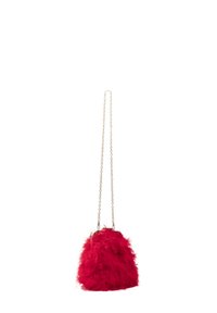 Rød faux fur håndtaske med en rund form, der har en guldkæde-rem og en metal-spænde, som viser en blød, tekstureret overflade.