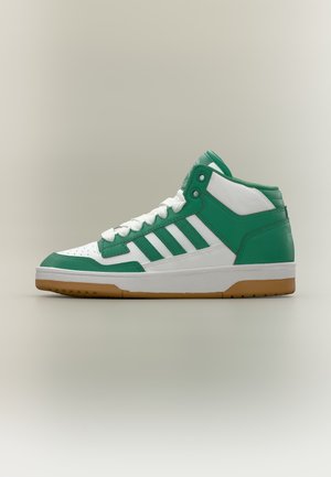 Υψηλό sneaker με λευκά και πράσινα πάνελ, λευκά κορδόνια, τρεις πράσινες ρίγες στο πλάι και ανοιχτό καφέ λαστιχένια σόλα.