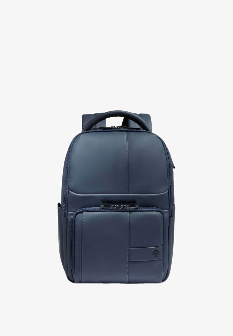 Kompakter marineblauer Rucksack mit frontaler Reißverschlusstasche, gepolstertem Griff und glattem synthetischem Material.