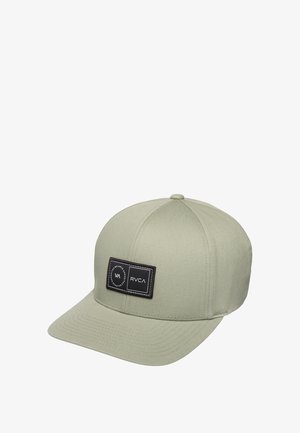Beżowa czapka baseballowa z sześcioma panelami, płaskim daszkiem i czarną prostokątną naszywką z logo VA i RVCA z przodu.