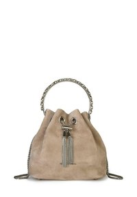 Bolso tipo cubo de ante en beige claro con asa de cadena, herrajes plateados, cierre de cordón y flecos decorativos.