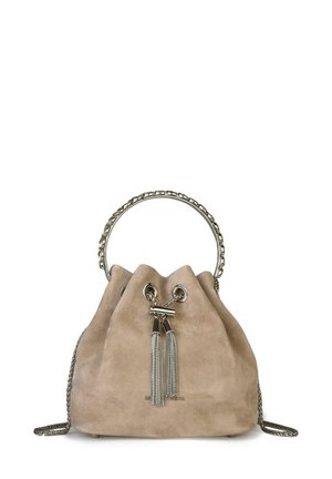Bolso tipo cubo de ante en beige claro con asa de cadena, herrajes plateados, cierre de cordón y flecos decorativos.