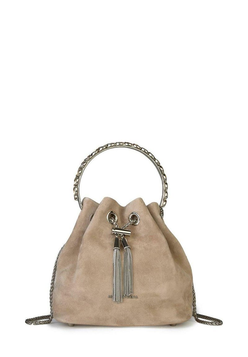 Bolso tipo cubo de ante en beige claro con asa de cadena, herrajes plateados, cierre de cordón y flecos decorativos.