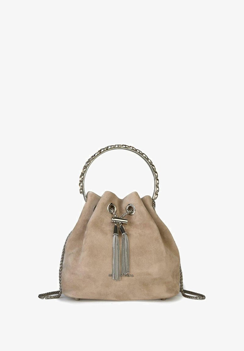 Bolso tipo cubo de ante en beige claro con asa de cadena, herrajes plateados, cierre de cordón y flecos decorativos.