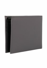 Portafoglio bifold in pelle grigia martellata leggermente aperto che mostra scomparti interni neri su sfondo bianco.