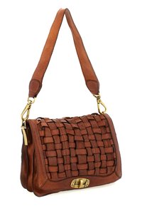 Borsa a tracolla in pelle marrone con una texture intrecciata, chiusura a pattina e accessori in oro. Presenta una forma leggermente curvata e una tracolla regolabile.