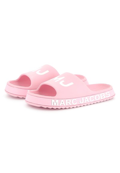 Infradito in gomma rosa con design in rilievo, "MJ" e "MARC JACOBS", con apertura sulla punta e suola testurizzata per una migliore aderenza.