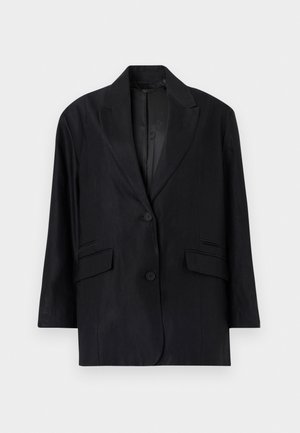 Blazer noir sur mesure avec col cranté, deux boutons, poches à rabat et manches longues, présenté sur fond blanc.