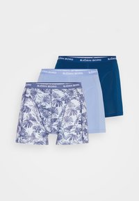 Drei Paare Boxer-Shorts: eines mit einem Blattmuster in Blau und Weiß, eines in einfarbigem Hellblau und eines in einfarbigem Dunkelblau. Alle haben einen grauen Bund.