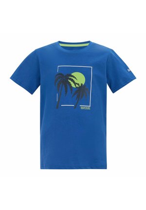 Blaues Kurzarm-T-Shirt mit einer Grafik von zwei schwarzen Palmen und einer grünen Sonne in einem weißen quadratischen Rahmen.