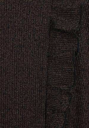 Čierna textúrovaná tkanina so zlatými vláknami, so zdobením v podobe riasenia pozdĺž jednej strany pre jedinečný dizajn.