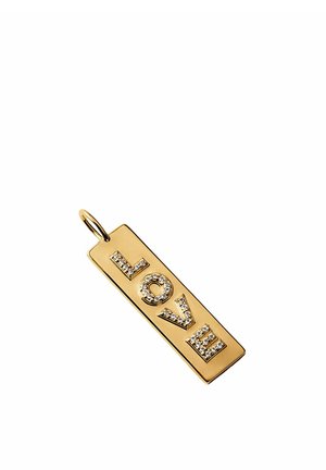 Colgante rectangular de oro con la palabra "LOVE" escrita con letras incrustadas de diamantes, unido a un pequeño aro de oro.