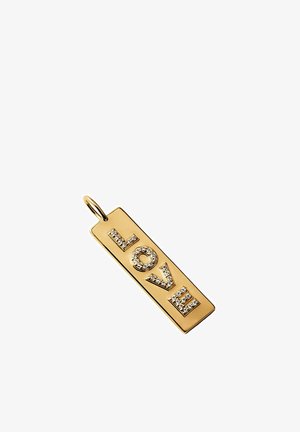 Colgante rectangular de oro con la palabra "LOVE" escrita con letras incrustadas de diamantes, unido a un pequeño aro de oro.
