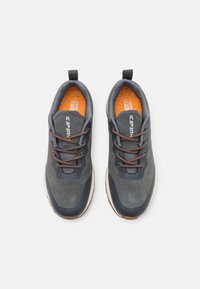 Szare buty sportowe z zamszową i siateczkową cholewką, brązowymi sznurówkami, pomarańczowymi wkładkami i białą gumową podeszwą. Posiadają tylni uchwyt.