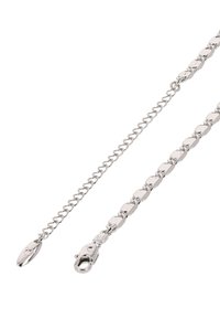 Stříbrný kovový náhrdelník s propojenými plochými a kulatými články, vybavený karabinkou na zapínání. Hladký, leštěný povrch.