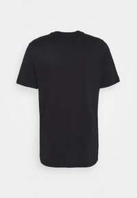 Černé bavlněné tričko s krátkým rukávem, kulatým výstřihem a hladkou texturou. Jednoduchý design bez potisků nebo akcentů.