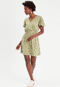 Cache Cache FLIESSENDES AUSGESTELLTES - Vestito casual - blanc