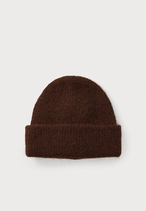 Brun strikket lue laget av mykt materiale med teksturert finish, med en brettet mansjett for ekstra varme og stil.