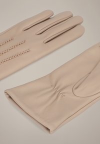 Beżowe skórzane rękawiczki o gładkiej fakturze, z trzema dekoracyjnymi przeszyciami na wierzchu oraz marszczonym nadgarstkiem.