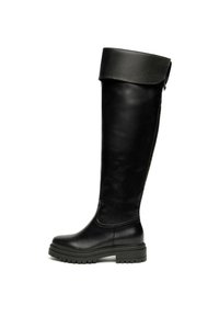 Schwarze knielange Stiefel aus glattem Leder, mit umgeschlagenem Schaft, runder Zehenpartie und einer stabilen Gummisohle mit strukturierter Griffoberfläche.