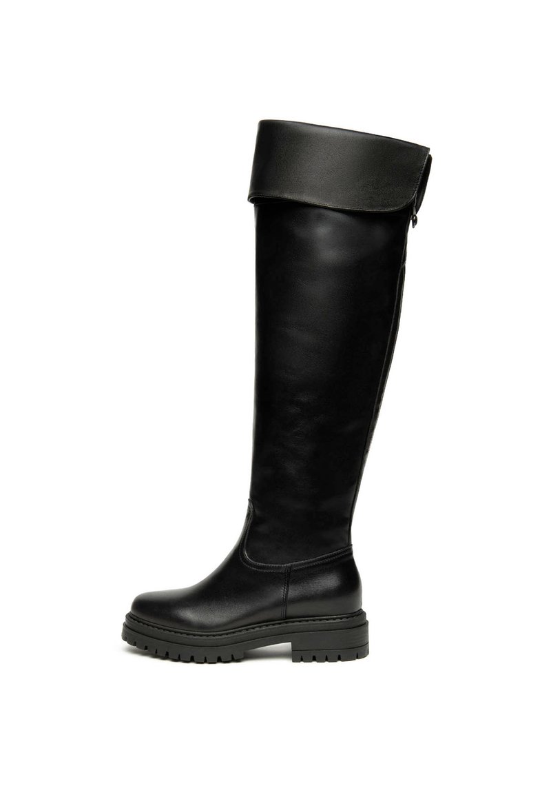 Schwarze knielange Stiefel aus glattem Leder, mit umgeschlagenem Schaft, runder Zehenpartie und einer stabilen Gummisohle mit strukturierter Griffoberfläche.