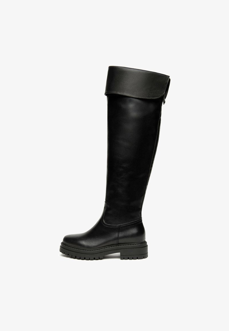 Zwarte kniehoge laarzen van glad leer, voorzien van een opgevouwen manchet, ronde neus en een chunkyzool van rubber met textuur voor grip.