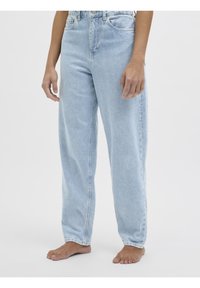 Světlomodré džíny s vysokým pasem a rovnými nohavicemi z denimu. Mají pět kapes, poutka na opasek a vybledlý vzhled.