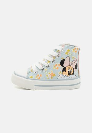 Dziecięce wysokie trampki z białymi sznurowadłami, jasnoniebieskim kwiatowym wzorem i grafiką Myszki Minnie z różową kokardką po boku.