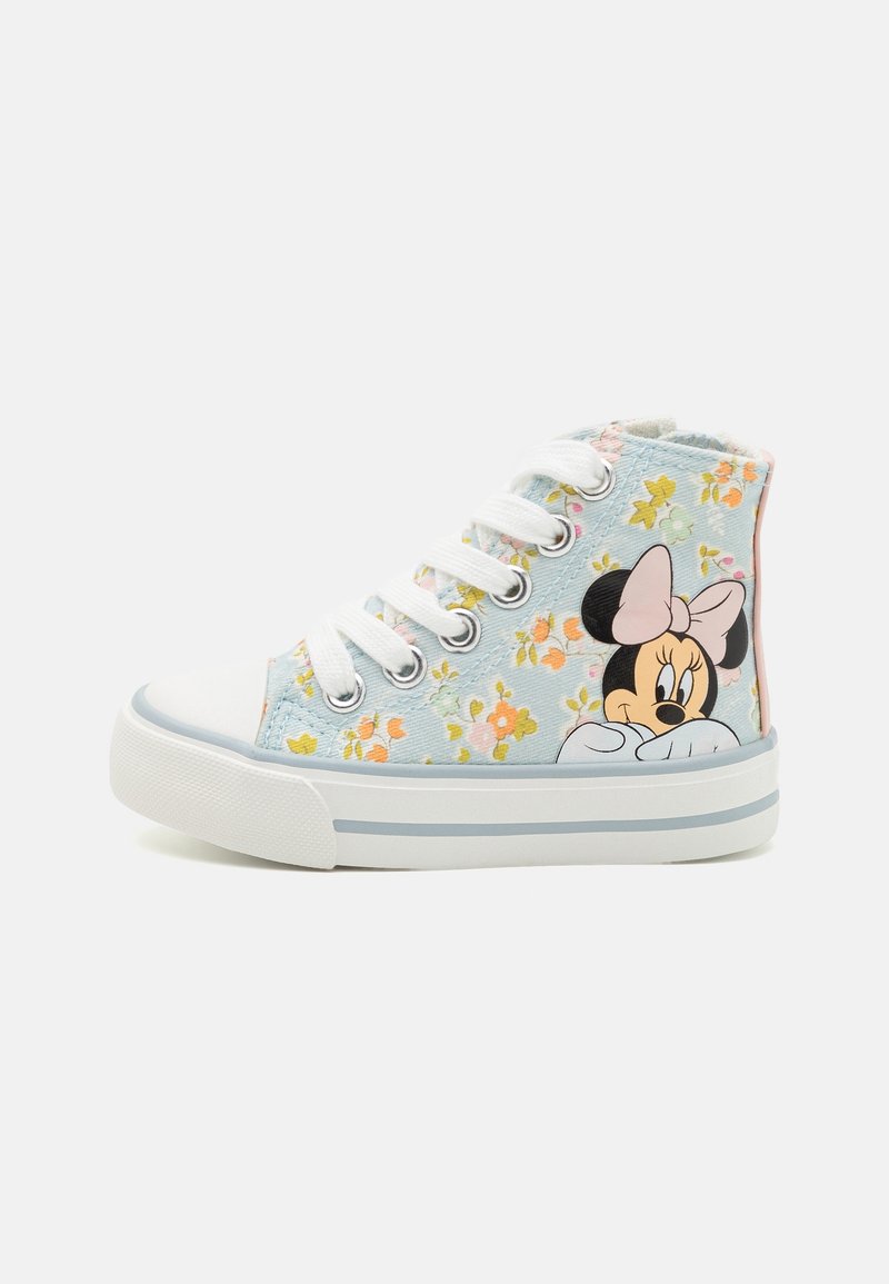 Basket montante pour enfant avec lacets blancs, motif floral bleu clair, et un motif Minnie Mouse avec un nœud rose sur le côté.