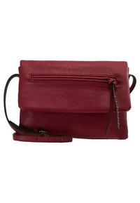 Kožené psaníčko v tmavě vínové barvě s texturovaným povrchem, předním kapsou na zip a odnímatelným popruhem. Na jedné straně zdobené dekorativními nýty.